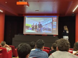 I ragazzi che presentano i fumetti in collegamento Meet.