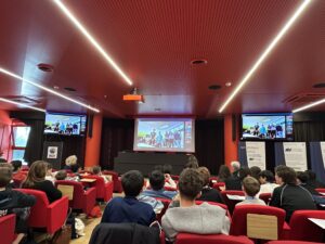 I ragazzi che presentano i fumetti in collegamento Meet.